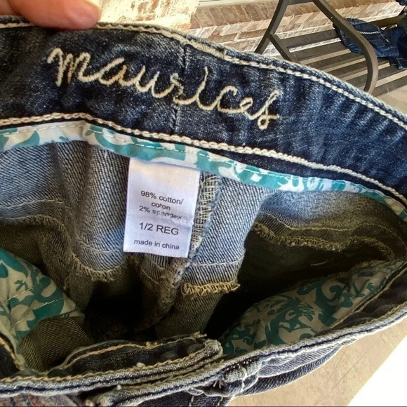 Maurice’s Embroidered Pocket Stitching Curvy Fit  Crop Capri Jeans - Picture 7 of 7